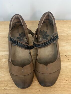 Taos Footwear Brown Mary Jane Strap Flats with Buckle Detail ballet look